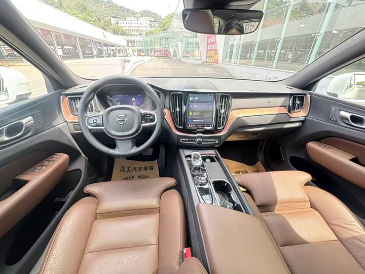 Volvo XC60 Hybrid 2025 Hybrid 4 WD — фото 9