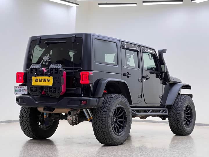 Jeep Wrangler — фото 7