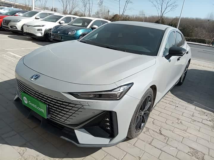 Changan UNI-V 2022 1.5 T — фото 1