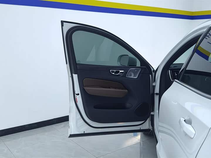 Volvo XC60 Hybrid 2025 Hybrid 4 WD — фото 7