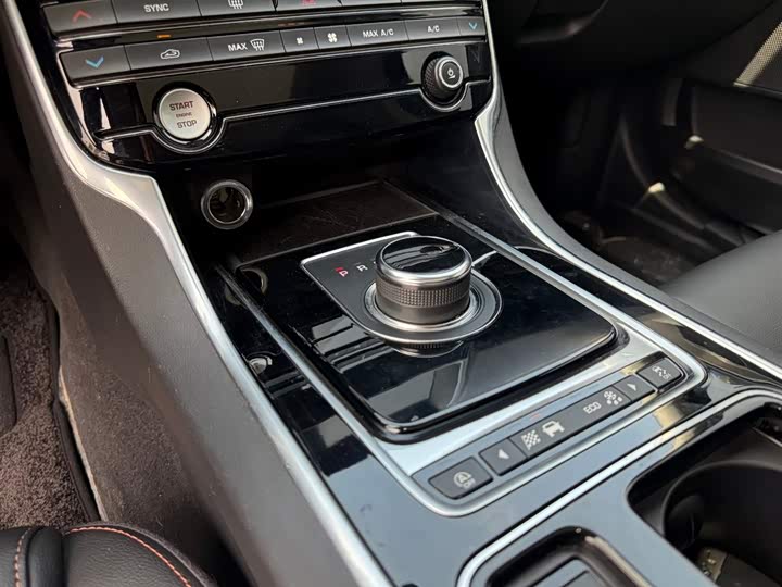Jaguar XEL 2018 2.0 T 200 PS — фото 15