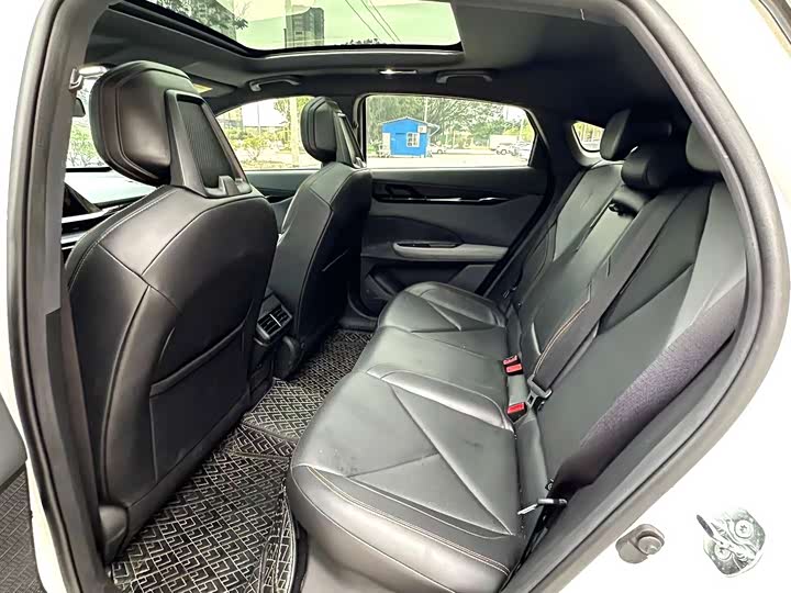 Changan UNI-V 2022 1.5 T Premium — фото 6