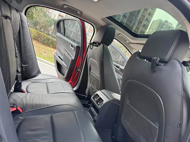 Jaguar XE 2015 2.0 T 200 PS R-Sport — фото 8