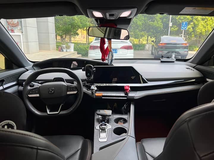 Changan UNI-V 2022 1.5 T Premium — фото 6