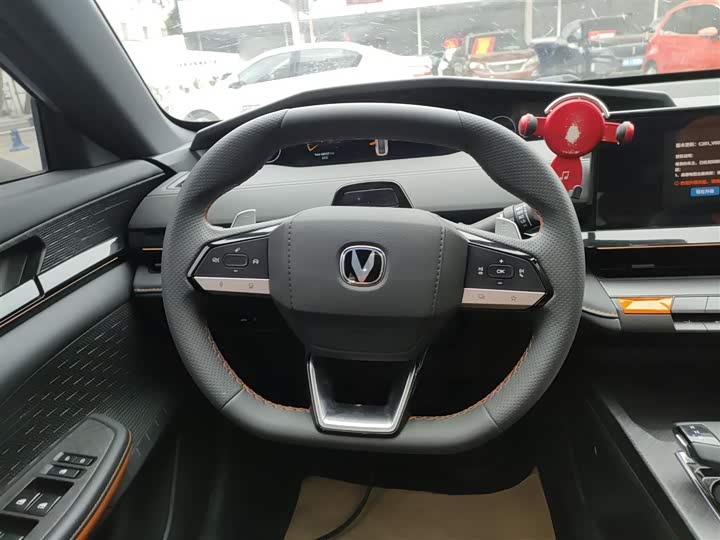 Changan UNI-V 2022 1.5 T Premium — фото 3