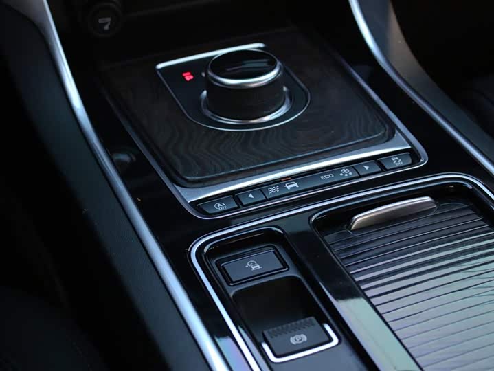 Jaguar XFL 2018 XFL 2.0 T 250 PS — фото 15
