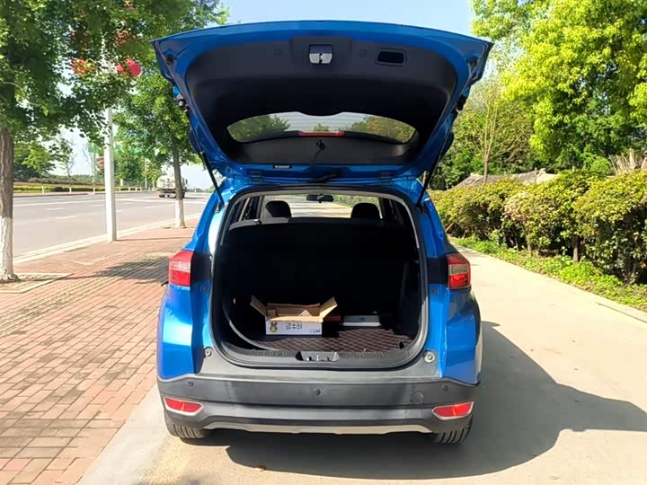 Changan CS15 2016 1.5 L MT — фото 19