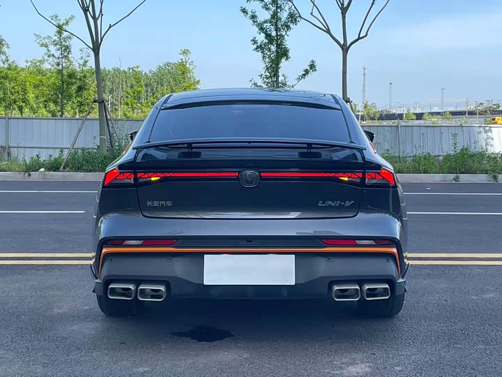 Changan UNI-V 2024 1.5 T Premium — фото 8