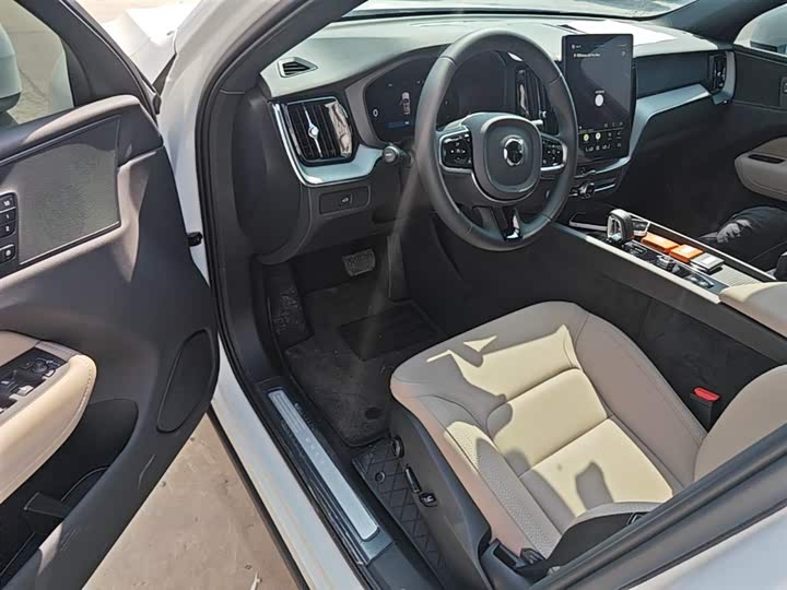 Volvo XC60 2026 B 5 4 WD — фото 23