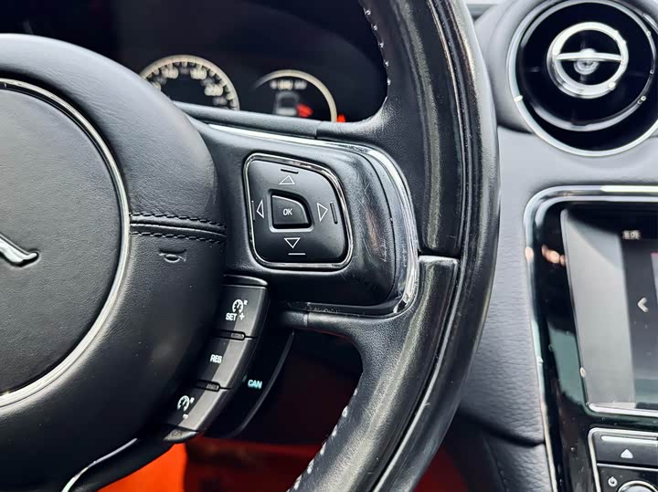 Jaguar XJ 2016 XJL 2.0 T 2 WD — фото 21