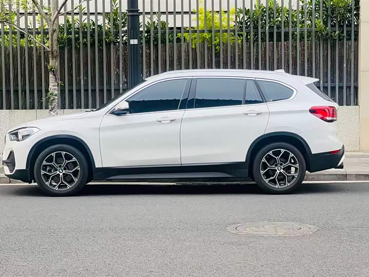 BMW X1 2022 s Drive 25 Li Leading — фото 2