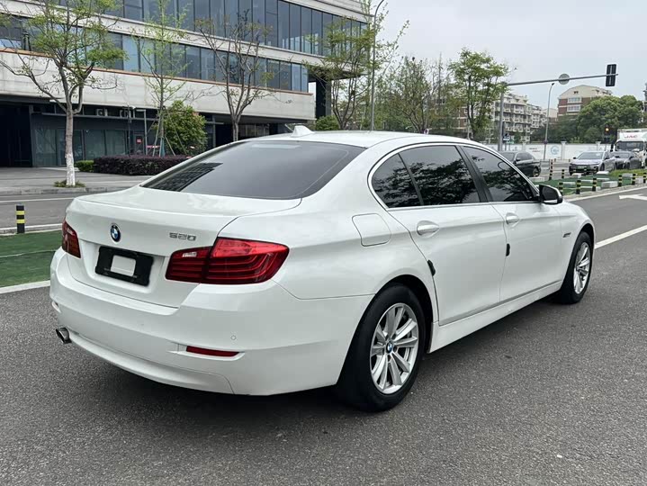 BMW 5 Series 520Li — фото 15