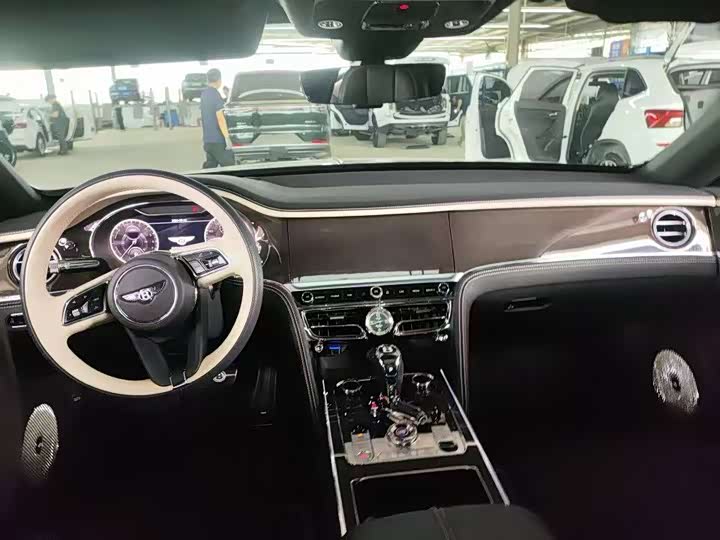 Bentley Flying Spur — фото 11