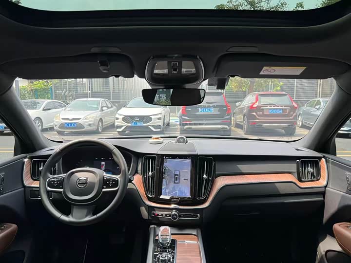 Volvo XC60 Hybrid 2024 T 8 PHEV 4 WD — фото 4