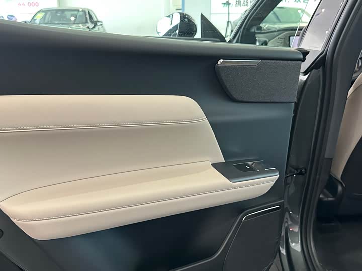 Volvo XC70 Hybrid 2026 4 WD Core — фото 12
