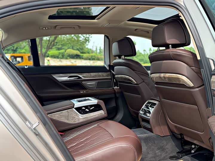 BMW 7 Series — фото 14