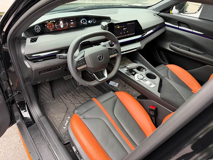 Changan UNI-V 2024 1.5 T Sport — фото 4
