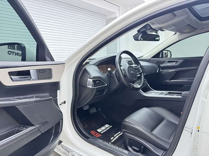 Jaguar XEL 2018 2.0 T 200 PS — фото 4
