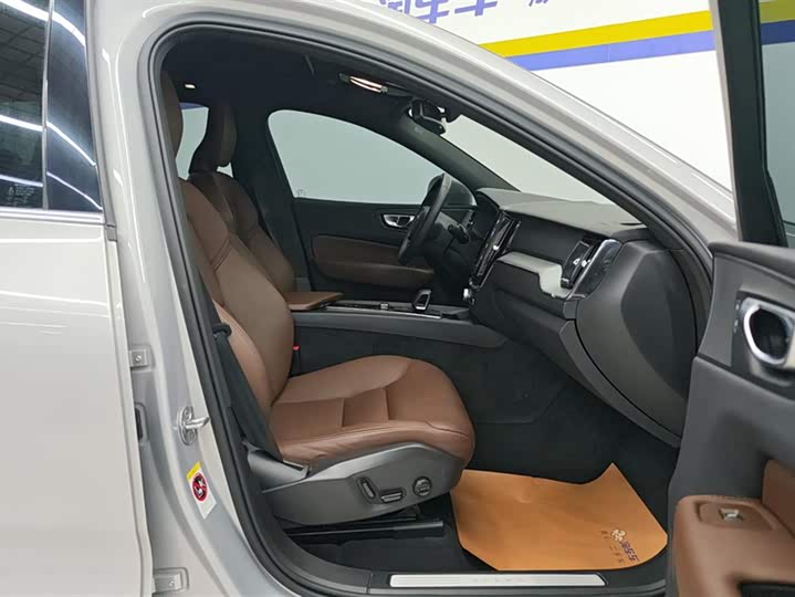 Volvo XC60 2023 B 5 4 WD — фото 8