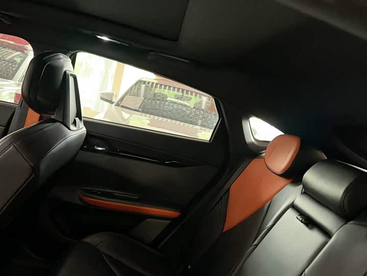 Changan UNI-V 2022 1.5 T Premium — фото 2
