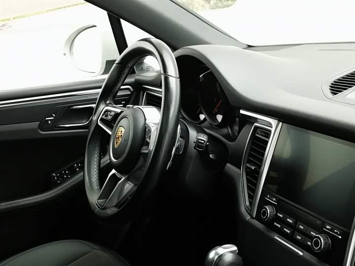 Porsche Macan 2017 Macan 2.0 T — фото 22
