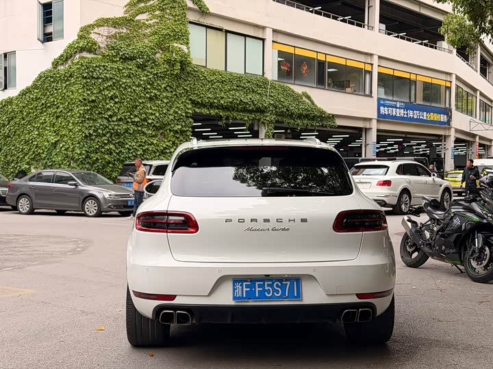 Porsche Macan 2017 Macan Turbo 3.6 T — фото 23