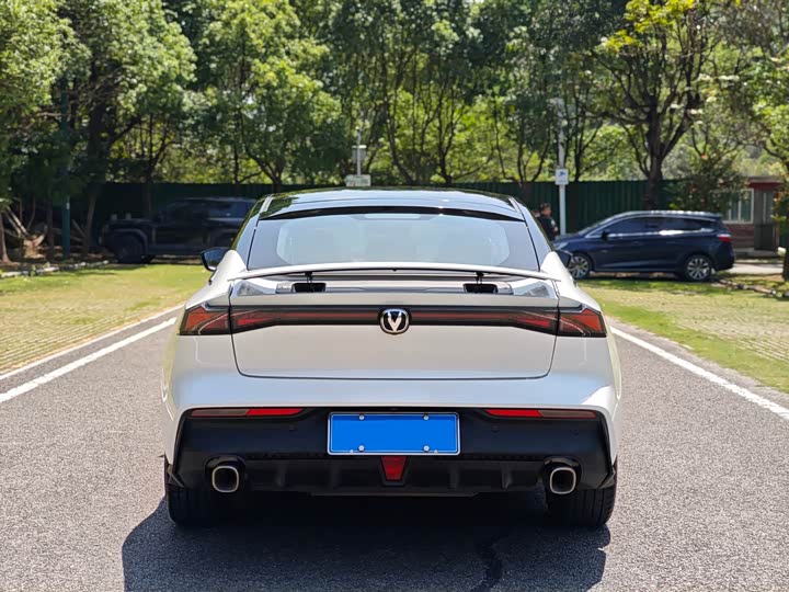 Changan UNI-V 2023 1.5 T Premium — фото 5