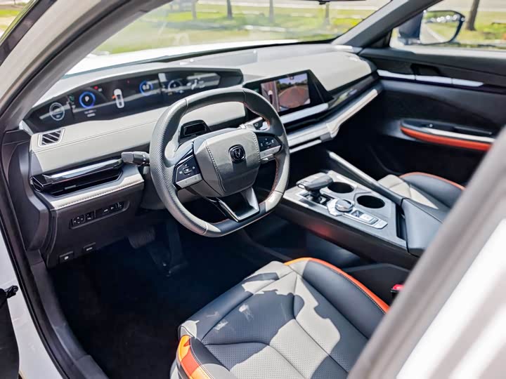 Changan UNI-V 2023 1.5 T Premium — фото 10