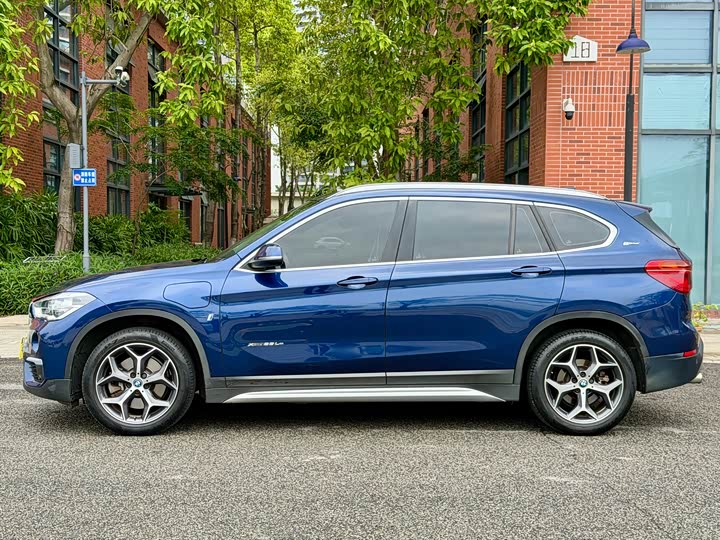 BMW X1 2018 x Drive 25 Le Luxury — фото 2