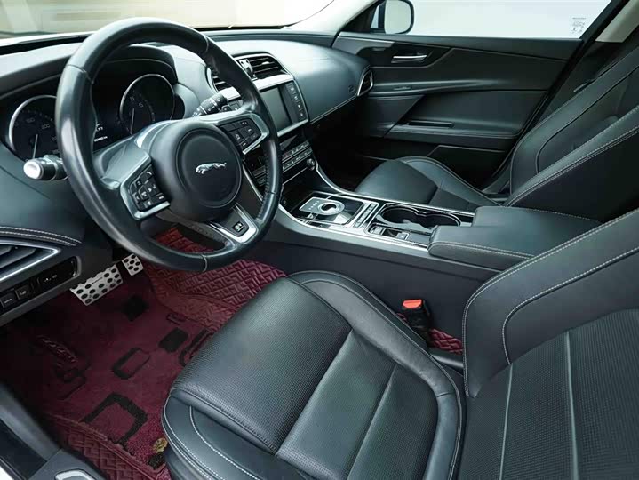 Jaguar XE 2015 2.0 T 240 PS R-Sport — фото 10
