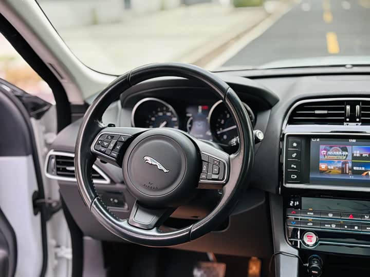 Jaguar F-PACE 2018 2.0 T 2 WD — фото 17