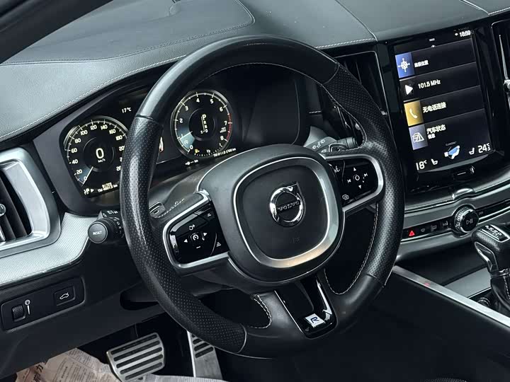 Volvo XC60 2018 T 5 4 WD — фото 6