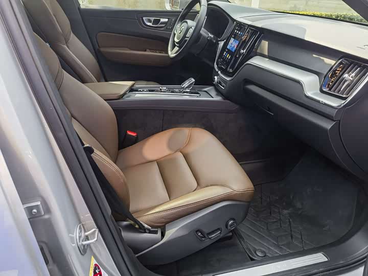 Volvo XC60 2024 B 5 4 WD — фото 18