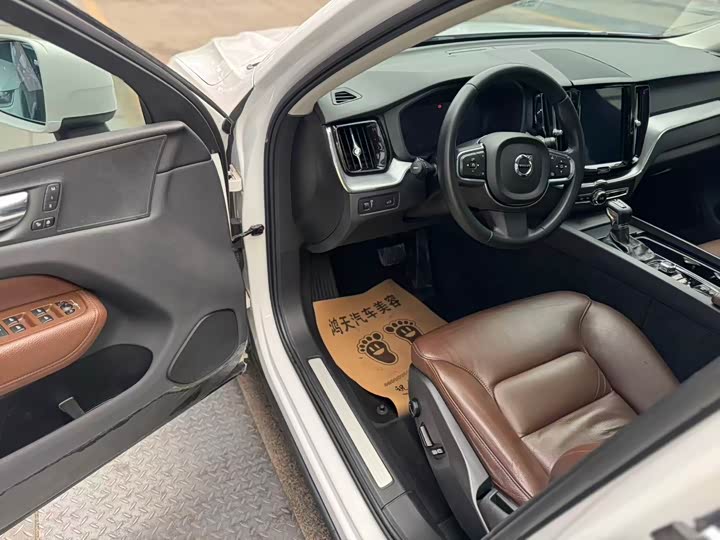 Volvo XC60 2019 T 5 4 WD VI — фото 4