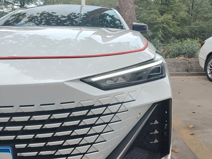 Changan UNI-V 2023 1.5 T Premium — фото 4