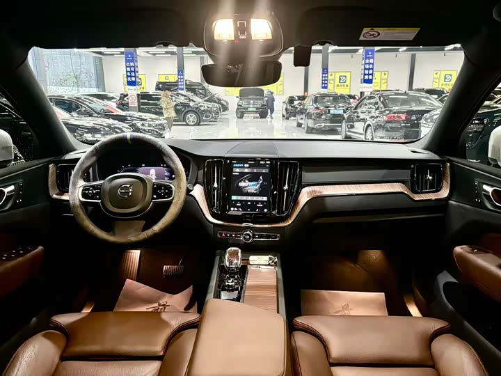 Volvo XC60 2024 B 5 4 WD — фото 4