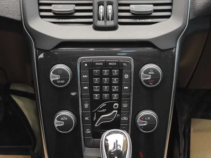 Volvo V40 2018 T 3 — фото 16