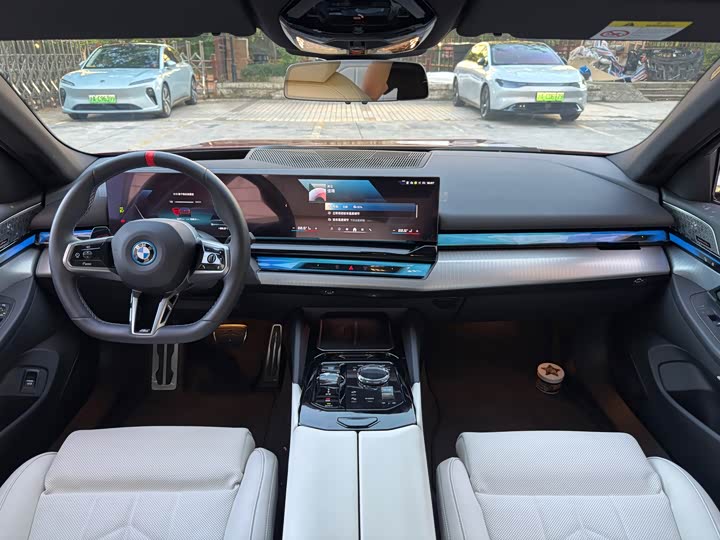 BMW i 5 M 60 2024 x Drive M 60 — фото 15