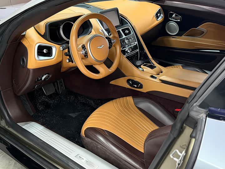 Aston Martin DB 11 2016 5.2 T — фото 12
