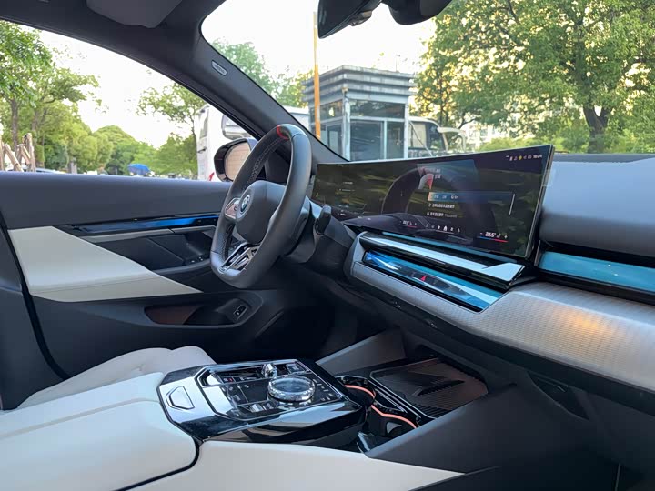 BMW i 5 M 60 2024 x Drive M 60 — фото 19