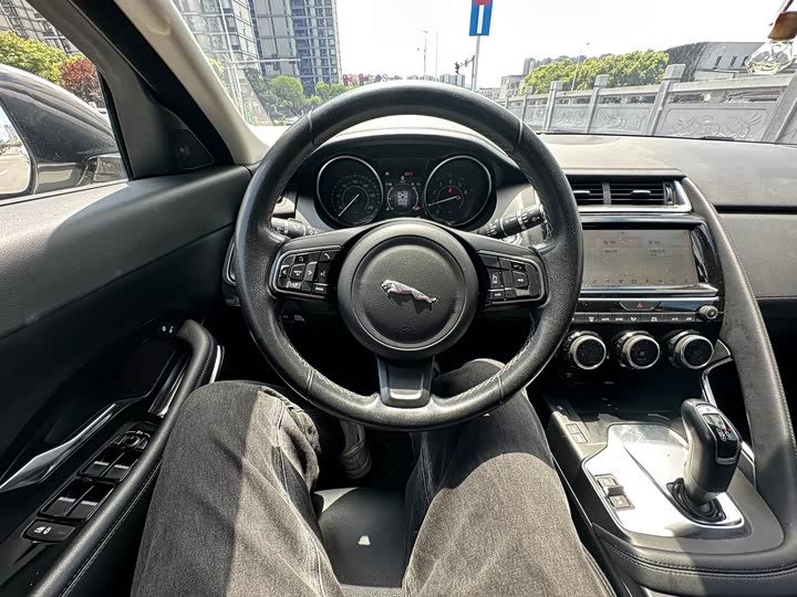 Jaguar E-PACE 2018 P 200 S V — фото 9