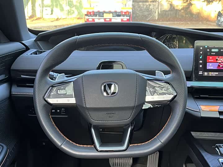 Changan UNI-V 2024 1.5 T Premium — фото 19