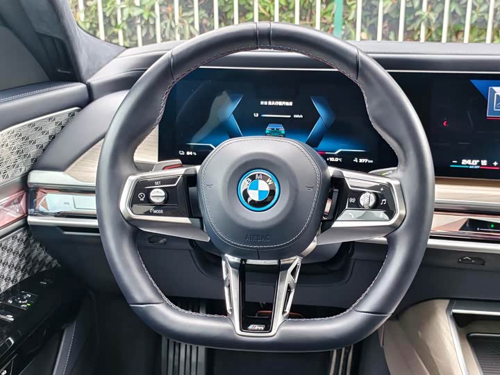 BMW i 7 M 70 L 2023 M 70 L — фото 13