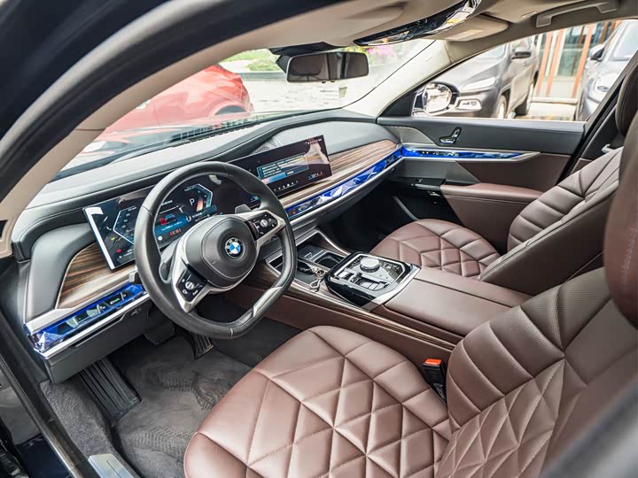 BMW 7-Series 2023 735 Li — фото 7