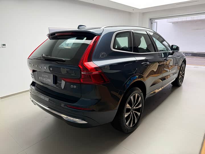 Volvo XC60 2025 B 5 4 WD — фото 8