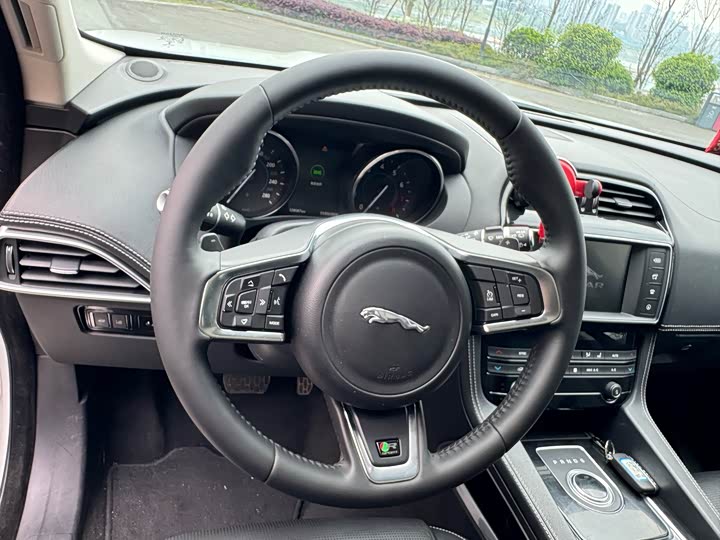 Jaguar F-PACE 2016 3.0 SC 4 WDR-Sport — фото 29