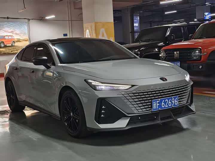 Changan UNI-V 2023 1.5 T Premium — фото 2