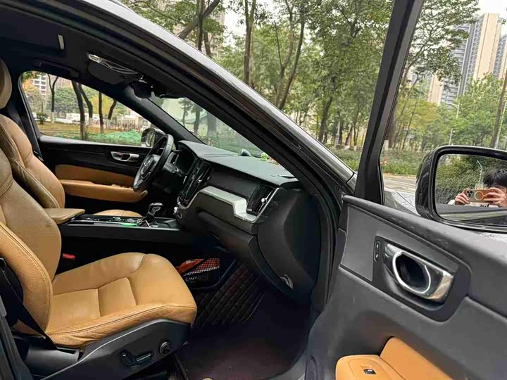 Volvo XC60 2018 T 5 4 WD — фото 10