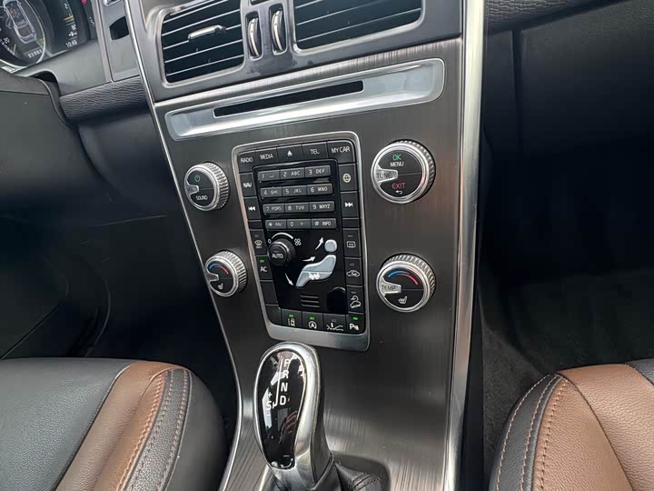 Volvo XC60 2015 T 5 AWD — фото 16