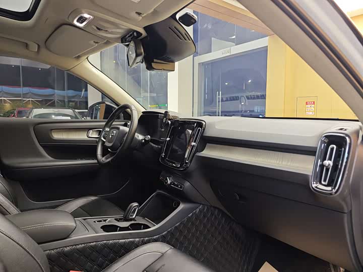 Volvo XC40 2020 T 3 — фото 32